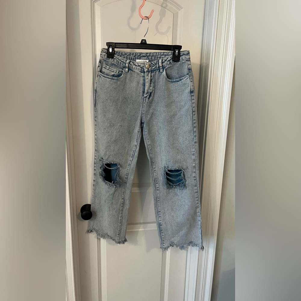 vestique Light Wash Distressed Cropped Jeans
